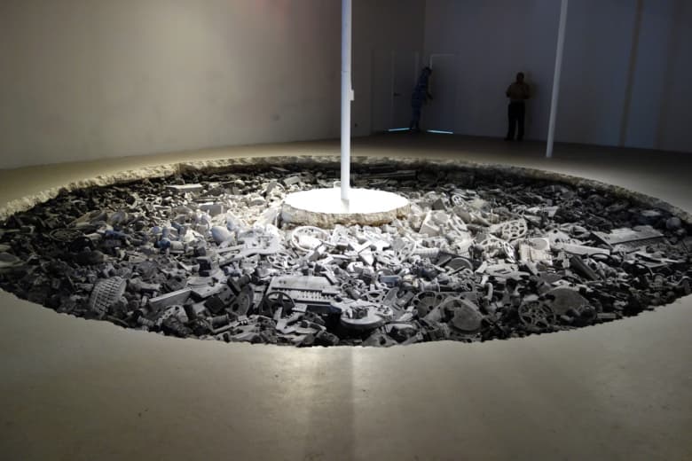 Daniel Arsham 在 Art Basel 藝術展中通過展覽「Welcome to the Future」講述時間與未來