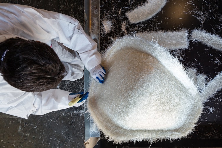 HYPEBEAST Magazine Issue 8: 一覽 Modernica 招牌 Fiberglass 貝殼椅制作過程