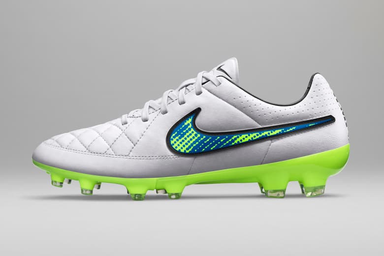 Nike Football「Shine Through」別注系列