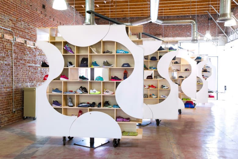 UP 為球鞋店鋪設計特殊陳列架
