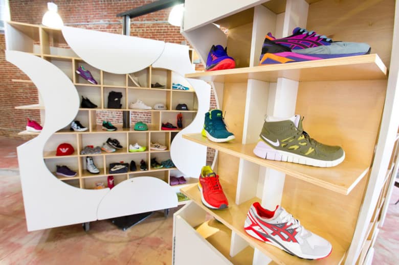 UP 為球鞋店鋪設計特殊陳列架