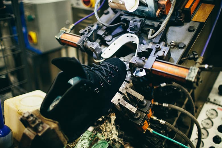 一探 Uncrate x Danner Mountain Light 聯名限量靴款製作過程