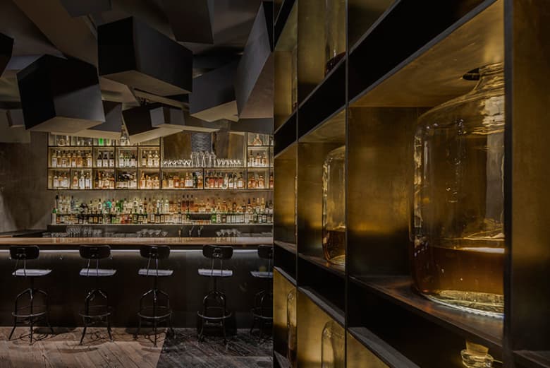 Flask: 隱藏於可樂販賣機後的地下酒吧