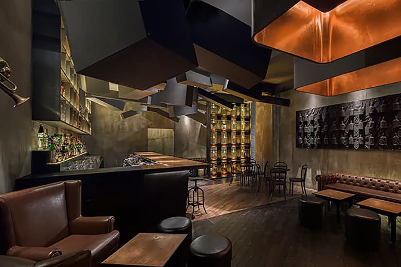 Flask: 隱藏於可樂販賣機後的地下酒吧