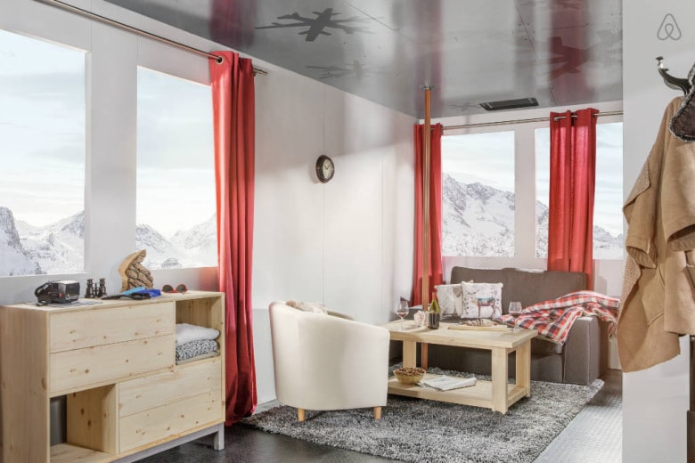 Airbnb 9,000 英呎住宿纜車