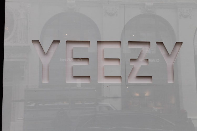 adidas 正式於紐約店展出 Yeezy 750 Boost 櫥窗