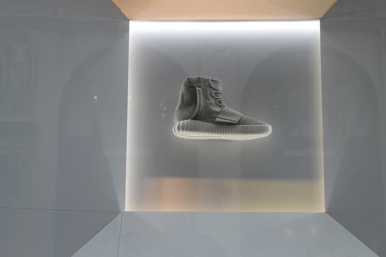 adidas 正式於紐約店展出 Yeezy 750 Boost 櫥窗