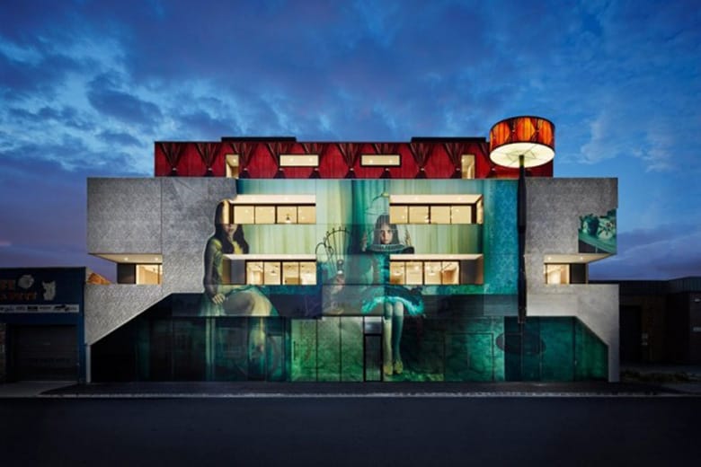 Samantha Everton 於墨爾本建築上創作新壁畫作品「2 Girls」