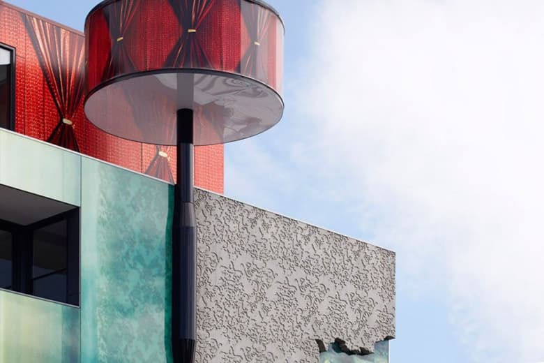 Samantha Everton 於墨爾本建築上創作新壁畫作品「2 Girls」