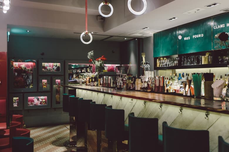 走進香港上環隱藏式餐館 Mrs. Pound