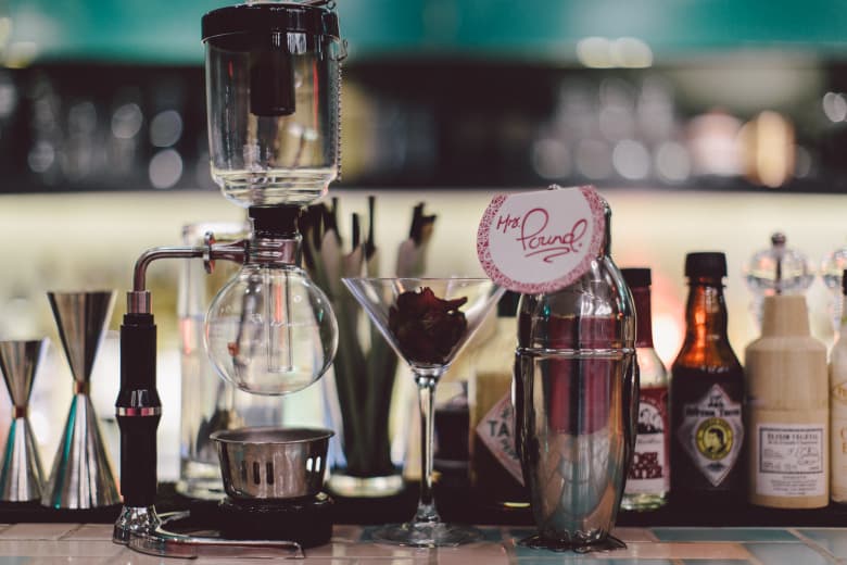 走進香港上環隱藏式餐館 Mrs. Pound