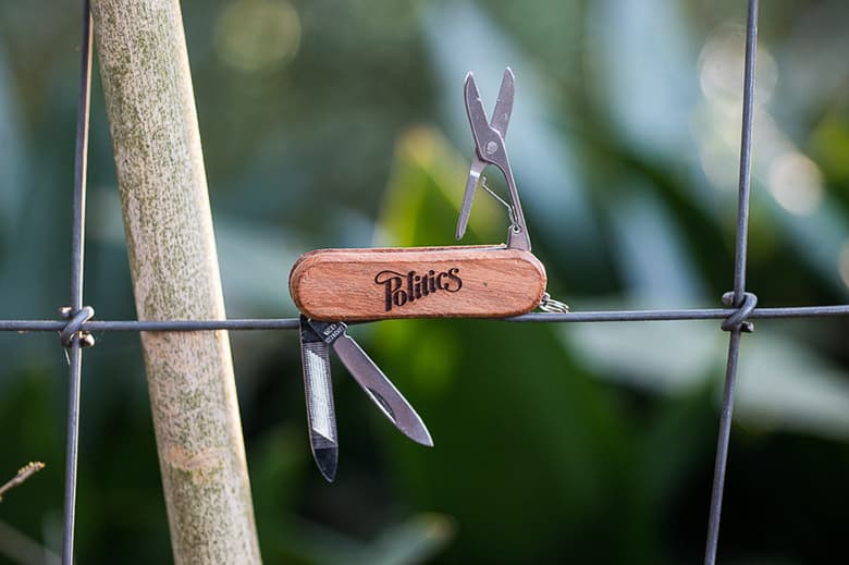 Sneaker Politics 木紋鑰匙扣軍刀