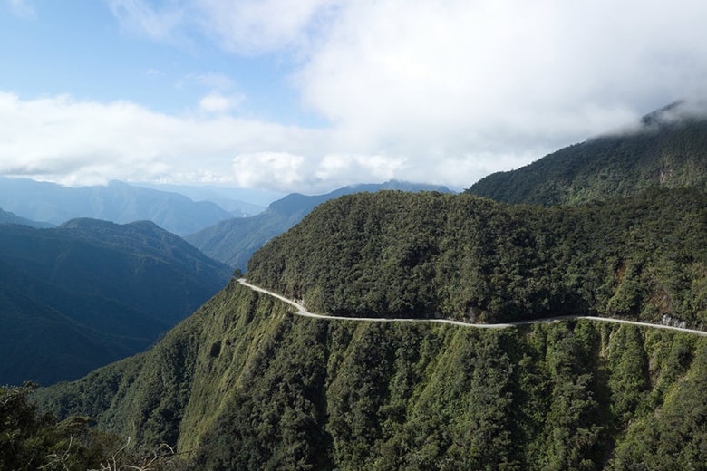 跟隨 Red Bull 的 Adventure Seekers 系列探索世界上最危險的道路