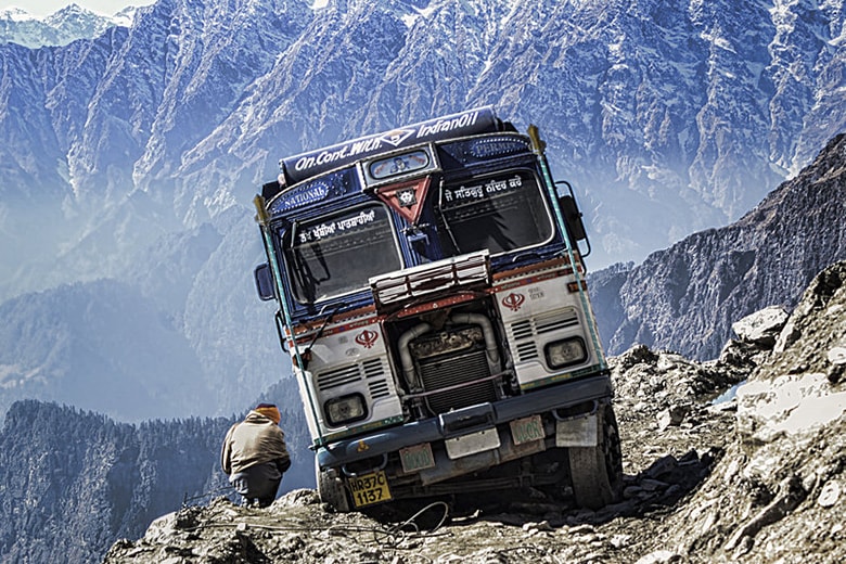 跟隨 Red Bull 的 Adventure Seekers 系列探索世界上最危險的道路