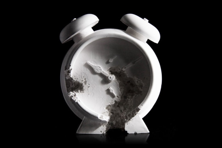 Daniel Arsham「Future Relic 03 」鬧鐘裝置