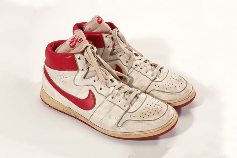 Michael Jordan 新秀賽季比賽用鞋以 $71553 美元拍出
