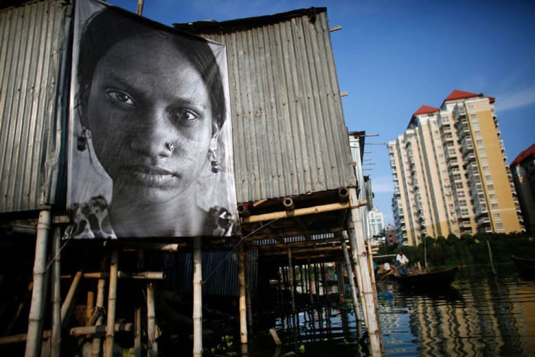 JR 藝術企劃「Portraits In Unusual Locations」