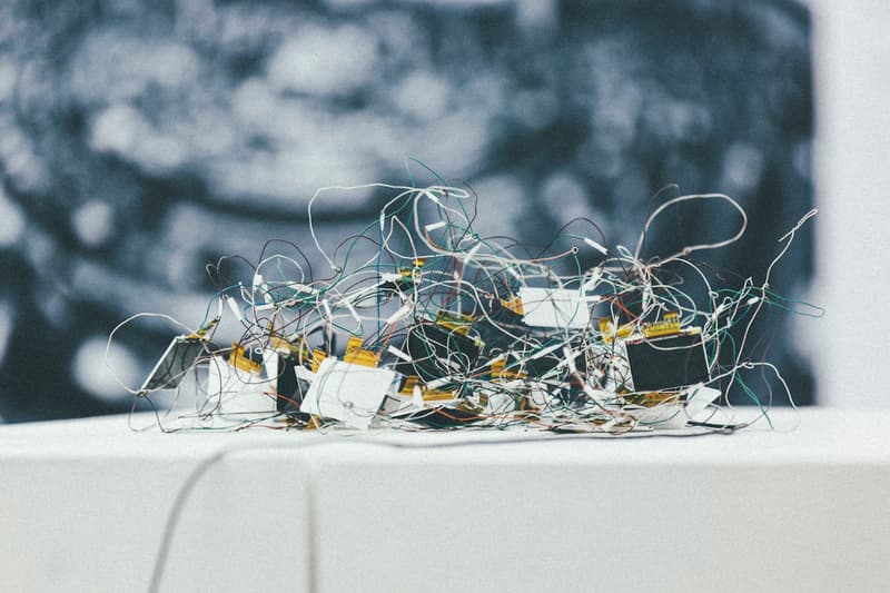 專訪「藝術駭客」劉勃麟 - 談論「隱形」藝術創作與最新個展《光和眼睛的距離》