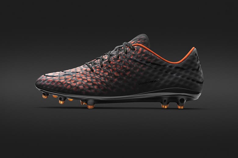 Nike Hypervenom Phantom Transform 足球鞋