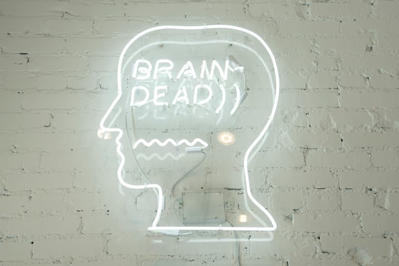 Union Los Angeles x Brain Dead「Bunny F*ck」聯名 T-shirt 與霓虹燈