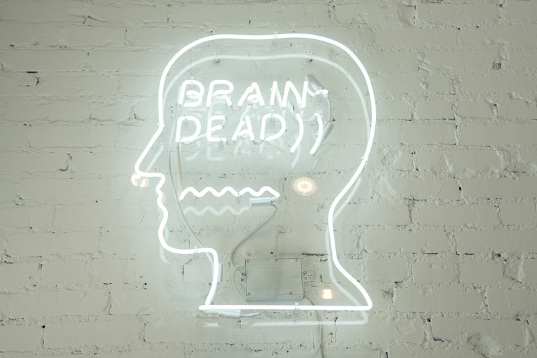 Union Los Angeles x Brain Dead「Bunny F*ck」聯名 T-shirt 與霓虹燈