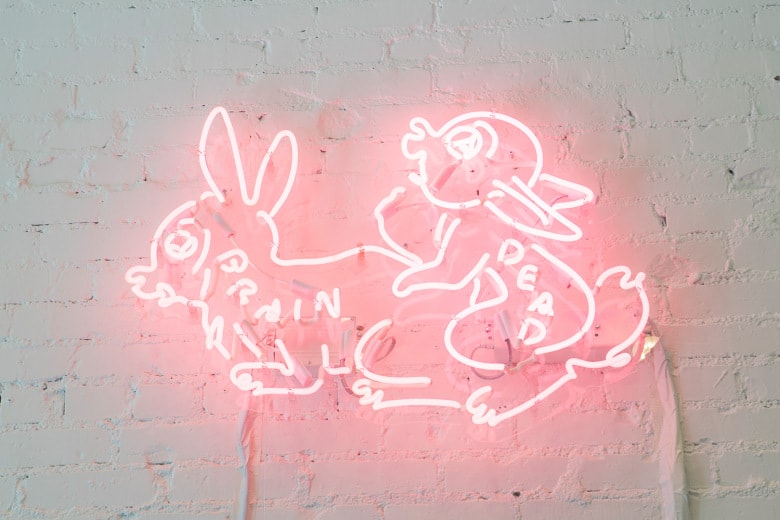 Union Los Angeles x Brain Dead「Bunny F*ck」聯名 T-shirt 與霓虹燈