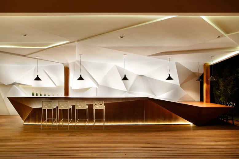 Studio Otto Felix 為巴西 Nosotros Bar 打造三維雕塑牆面設計