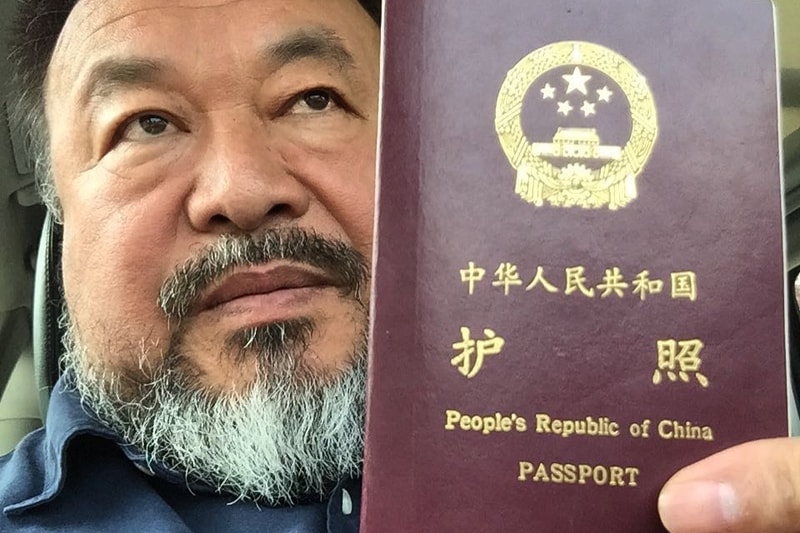 艾未未時隔四年重新拿回中國護照