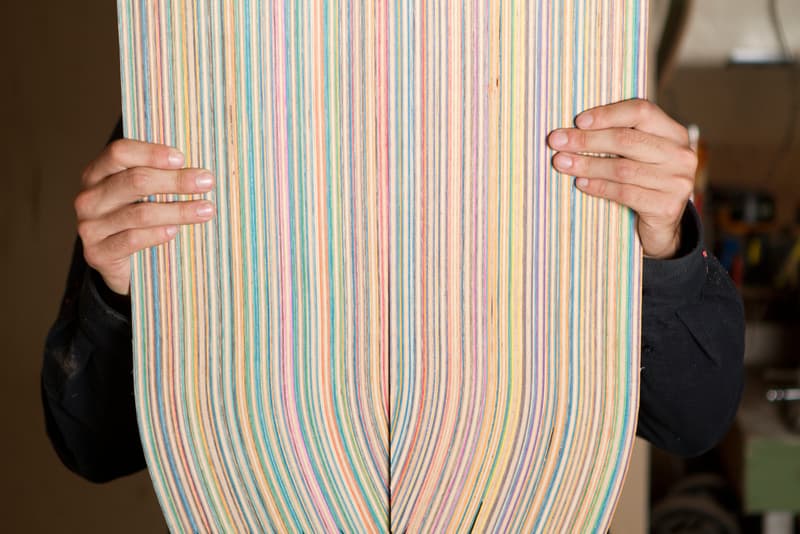 Nick Pourfard 將廢棄滑板重新打造成多彩吉他