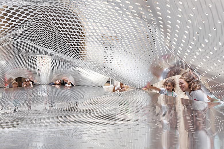 FAKT 於法國庭院創作波紋鋁板裝置