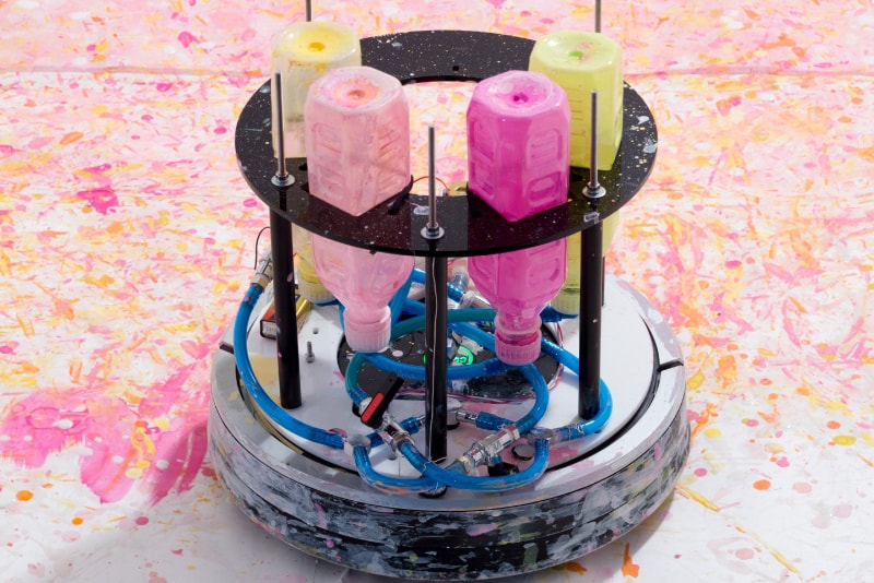 日本藝術家 HYdeJII 將 Roomba 改造成藝術創作機