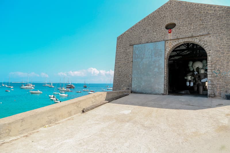 KAWS 藝術展 @ 西班牙 La Nave / Las Salinas 