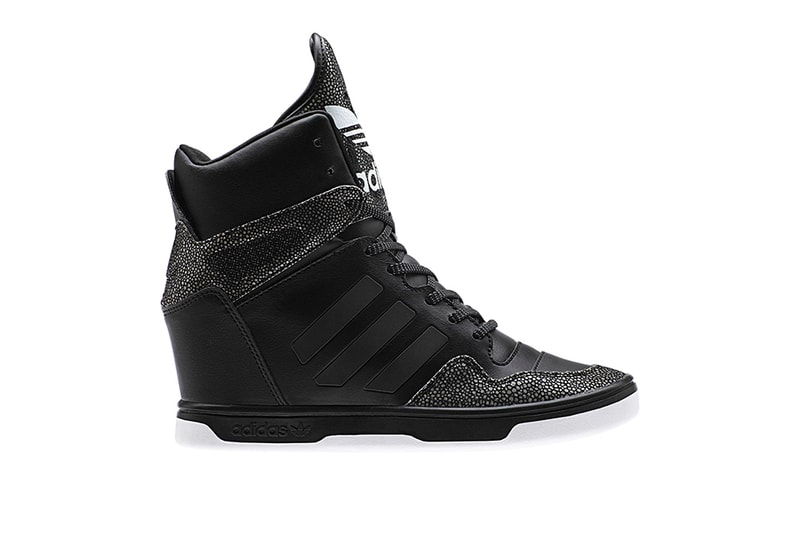 Rita Ora x adidas Originals「Space Shifter」&「Mystic Moon」別注系列