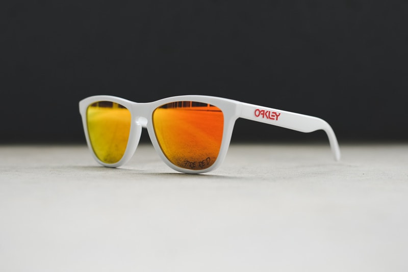 Sneaker Politics x Oakley Frogskins 聯名太陽眼鏡