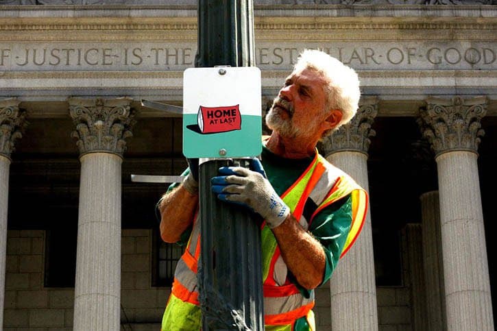 Stephen "ESPO" Powers 為紐約街道創作手繪路牌