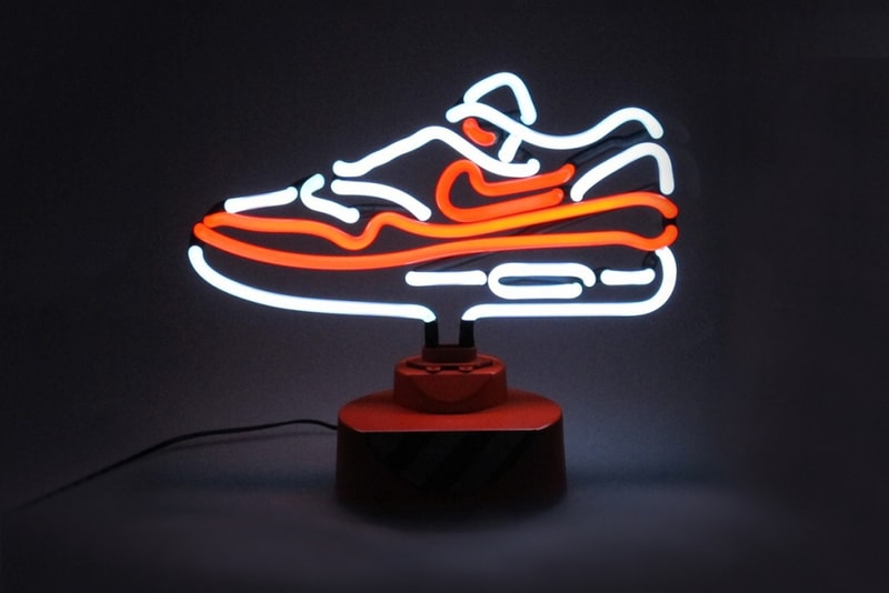 鞋痴手作－某雙鞋的 Limited Edition Tabletop Neon Lamp