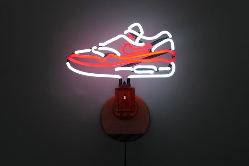 鞋痴手作－某雙鞋的 Limited Edition Tabletop Neon Lamp