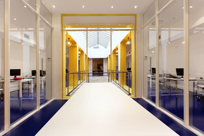 ADYAX 總部通過亮色裝飾調節員工工作情緒