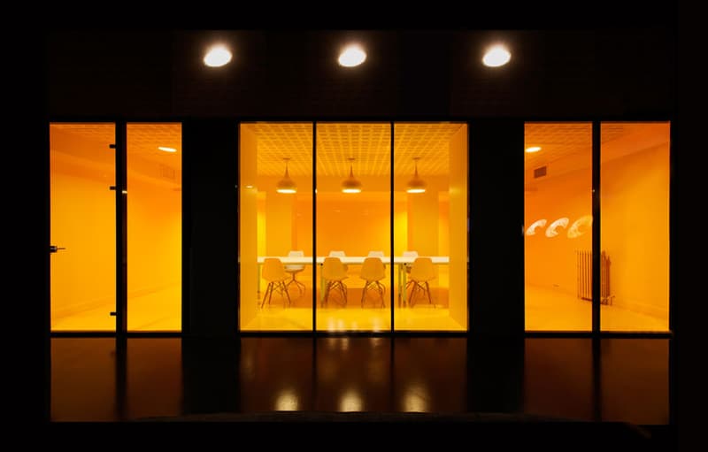 ADYAX 總部通過亮色裝飾調節員工工作情緒