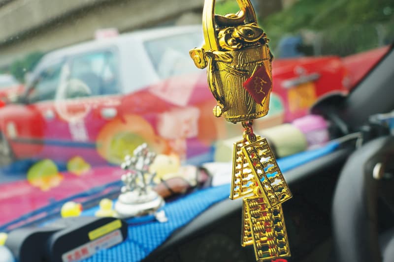 《TAXI ART》：香港的士前座的小天地