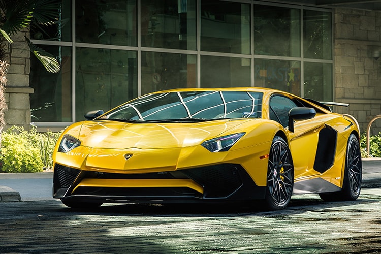 Lamborghini Aventador LP 750-4 SV 與飛機引擎相輝映