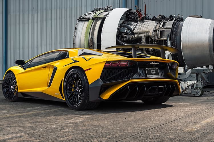 Lamborghini Aventador LP 750-4 SV 與飛機引擎相輝映