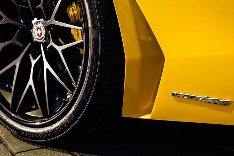 Lamborghini Aventador LP 750-4 SV 與飛機引擎相輝映