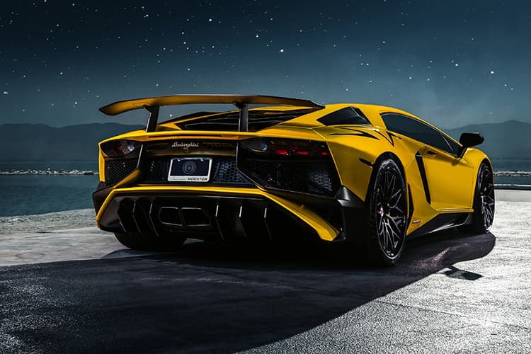 Lamborghini Aventador LP 750-4 SV 與飛機引擎相輝映