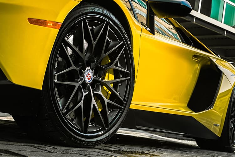 Lamborghini Aventador LP 750-4 SV 與飛機引擎相輝映