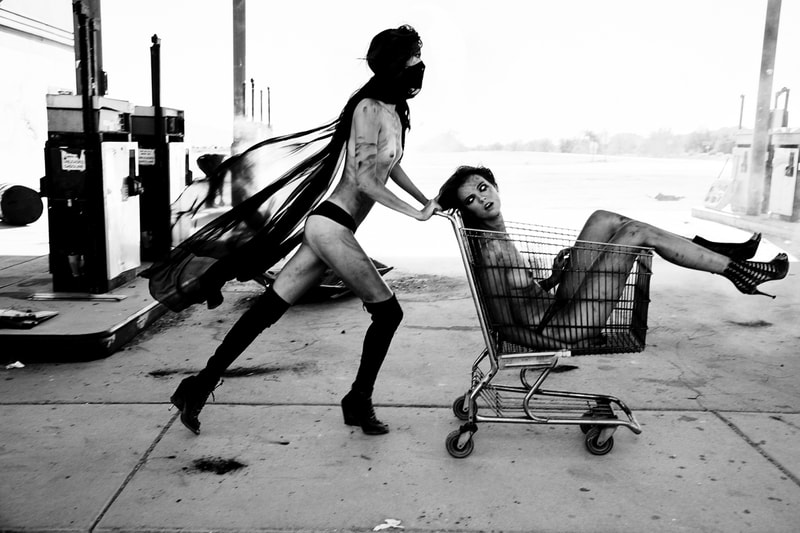 Memorieslab x Ellen von Unwerth 線上概念攝影展覽「BlackOut」