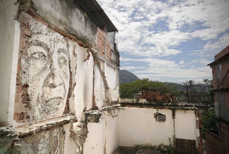 都市藝術家 Vhils 於香港完成首個「雕刻」作品