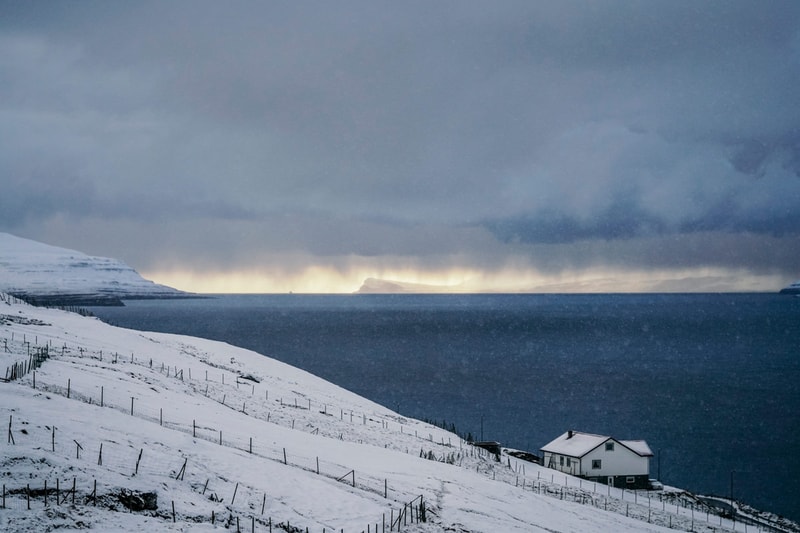 從 Bobby Anwar 的「Winter Breeze」攝影作品中探索 Faroe Islands 