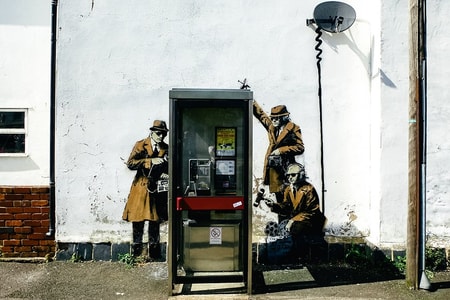 Banksy 作品「Spy Booth」將連同公寓一同出售