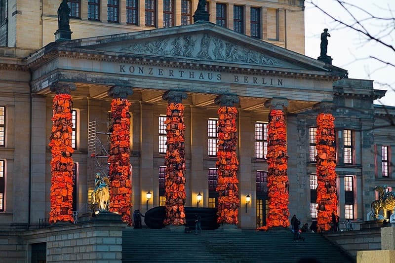 艾未未用 14,000 件救生衣將柏林音樂廳變為「難民紀念碑」